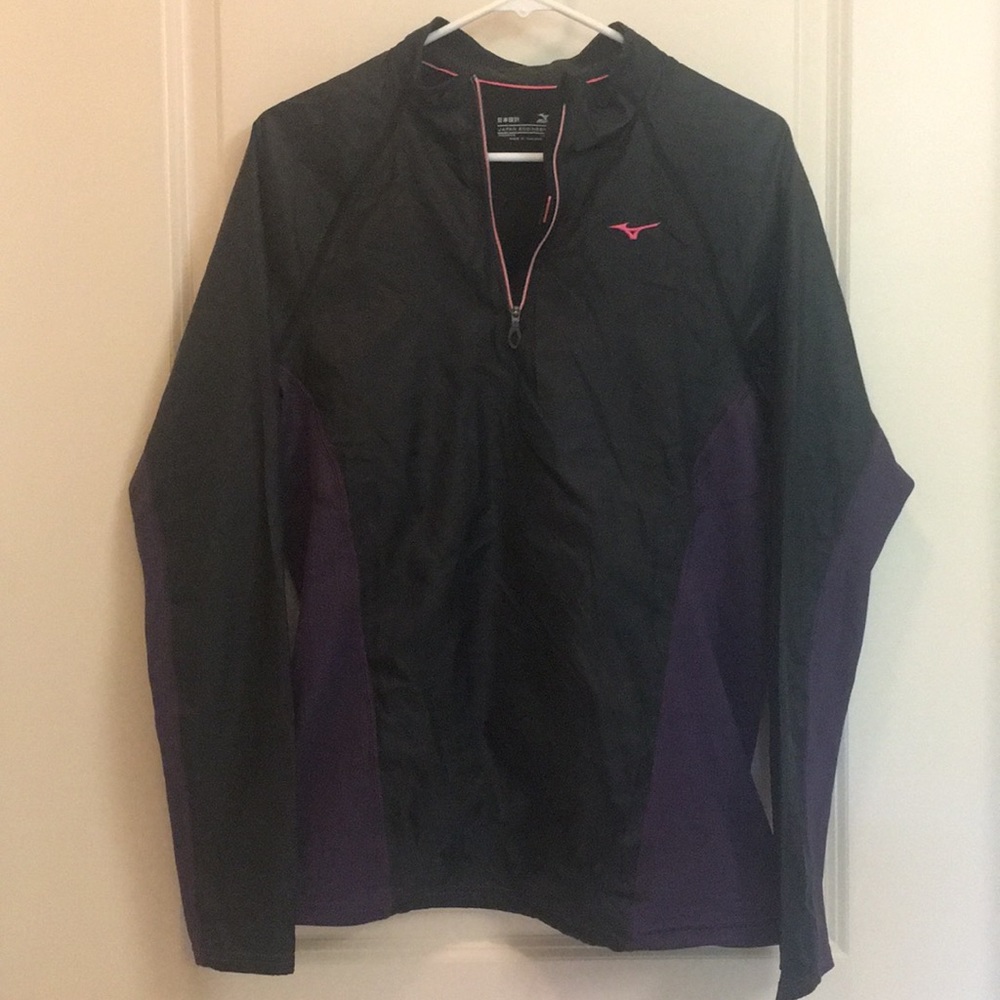 Two toned Mizuno cold weather running top